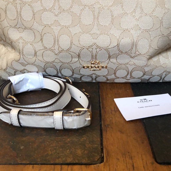 (COACH F58327) CONVERTIBLE
GOLD/LIGHT KHAKI/CHALK - Picture 5 of 9